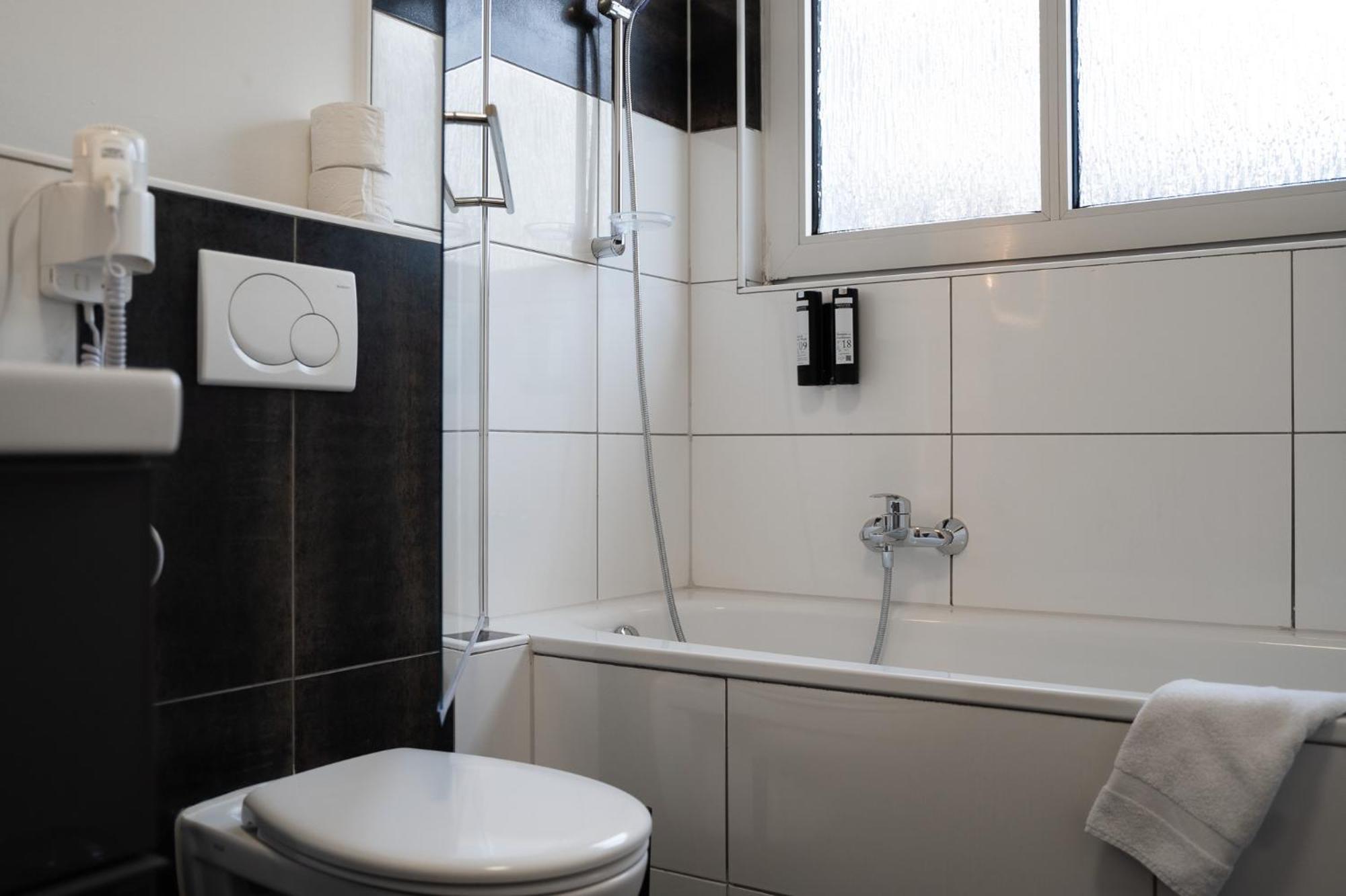 Gemuetliche & Individuelle Ferienwohnungen In Krefeld - Junik Apartments Esterno foto